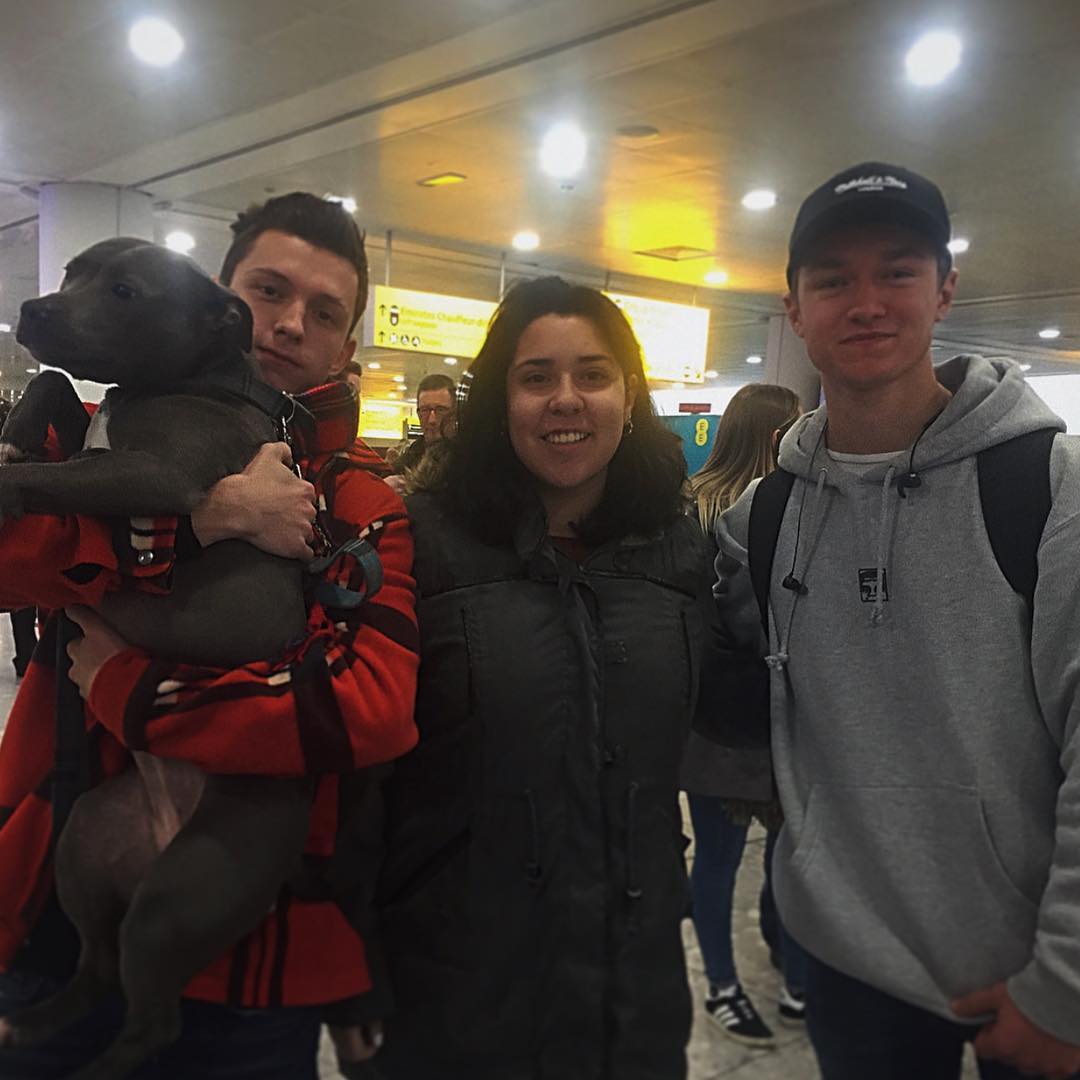 tomhollandbr's tweet photo. Tom, Haz, Tessa e fã no aeroporto de Londres hoje. ✈️ https://t.co/IIWTC4TK6D