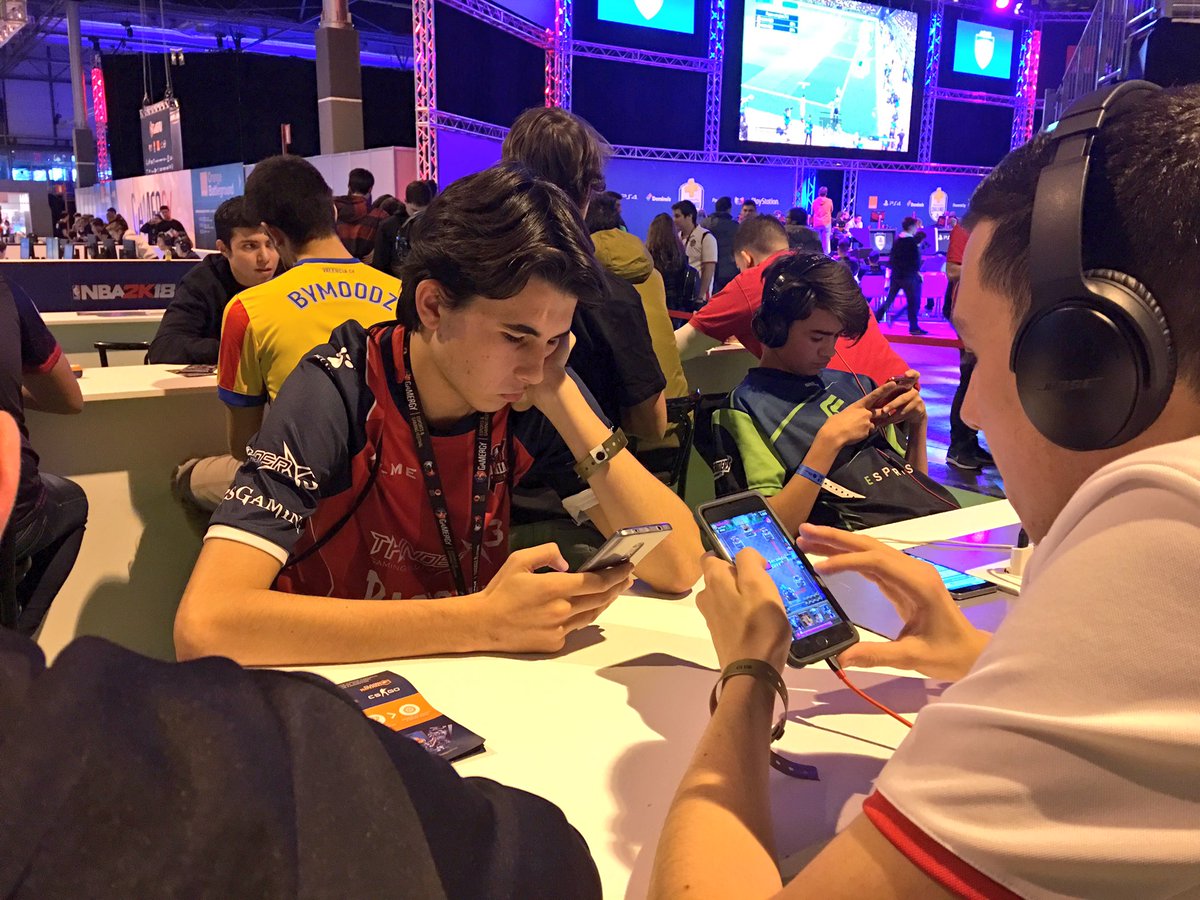 BKNDAesports's tweet photo. CR | @Ruben10_Cr está disputando octavos de final del #GranOpen ¡Los compañeros apoyando desde fuera! ¡Vamos! https://t.co/VtkTFkh6Kz