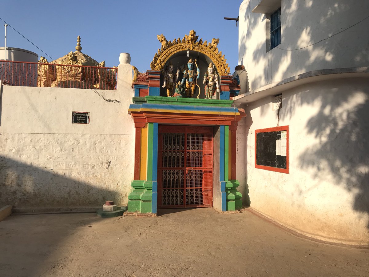 LyfInTransit's tweet photo. Been to best countries, cities, places, villages? What about the best streets in India? My search for Pochampally Ikkat sarees took me to Koyalgudam and I came across the most beautiful streets. #TextileTrail #MyHeritageJourneys https://t.co/1CwBgsYn6W