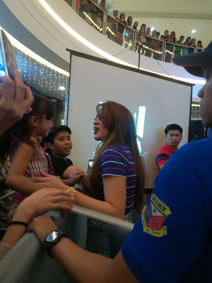 TropangJaneOFC's tweet photo. selfie time!!! nakakahanga nman talaga hanggat my oras pinagbibigyan talaga ni @itsJaneOineza mga madlang pipol makapagselfie sa kanya.. #HauntedForest8DaysToGo #HauntedForest #JaneOineza @RegalFilms https://t.co/FXhKSQ67WK