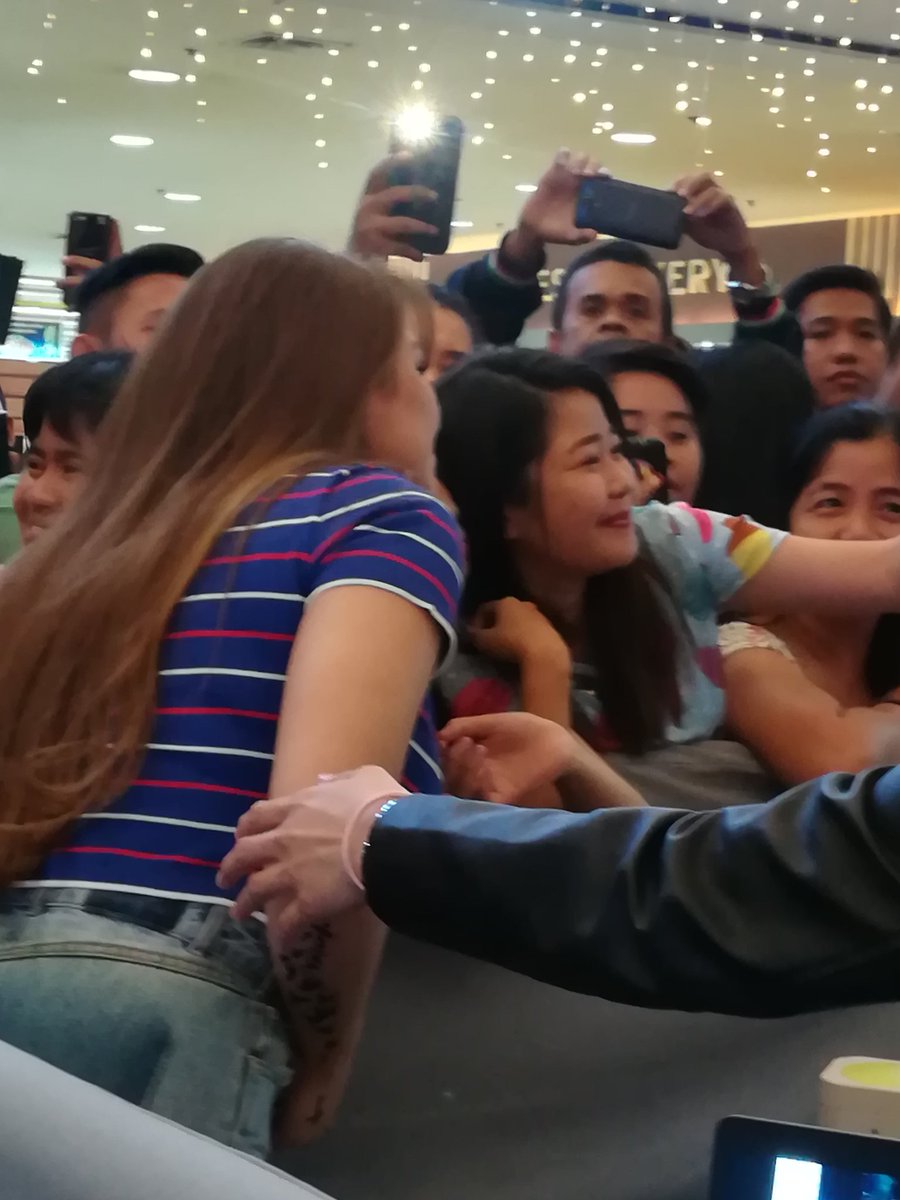 TropangJaneOFC's tweet photo. selfie time!!! nakakahanga nman talaga hanggat my oras pinagbibigyan talaga ni @itsJaneOineza mga madlang pipol makapagselfie sa kanya.. #HauntedForest8DaysToGo #HauntedForest #JaneOineza @RegalFilms https://t.co/FXhKSQ67WK