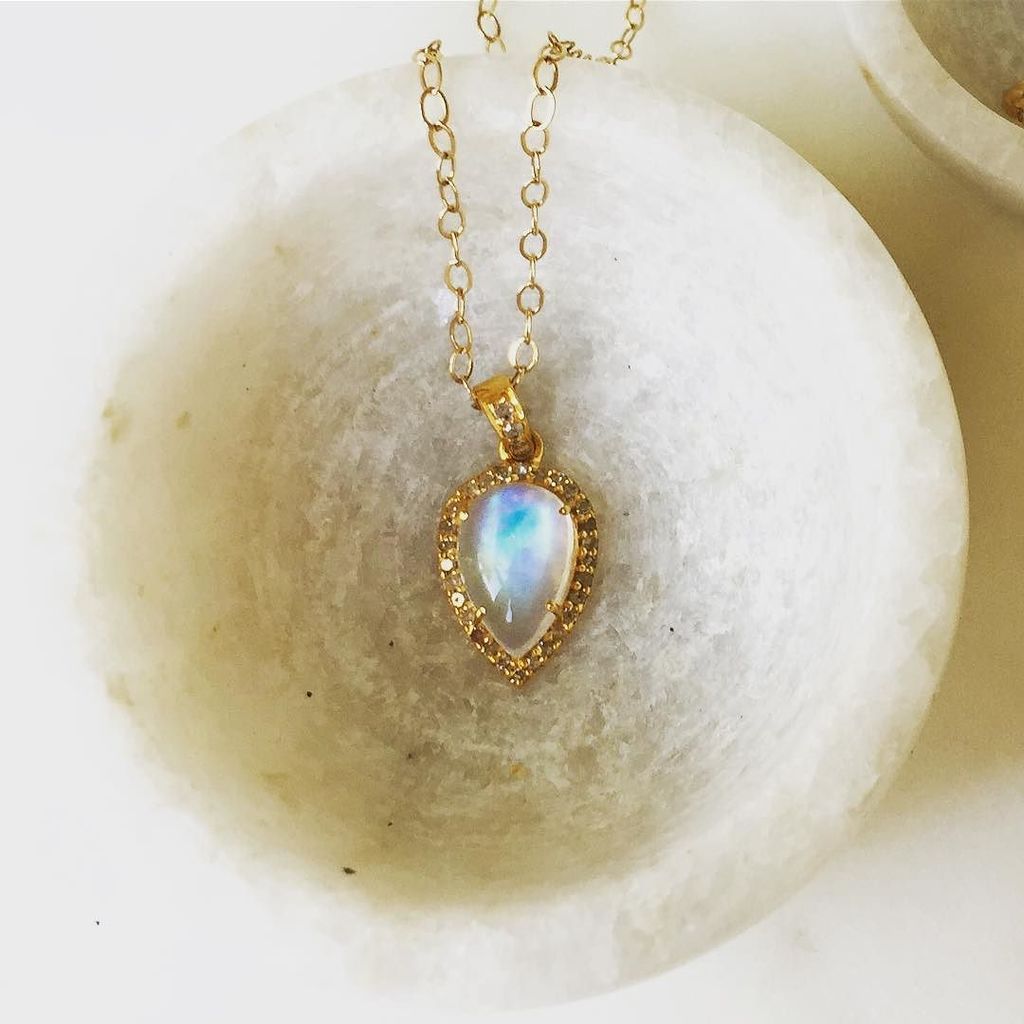 robindira's tweet photo. Takes my breath away....#robindiraunsworth #robindira_unsworth #robindiraunsworthjewelry #handmadejewelry #moonstone #gold #necklace #holiday #giftideas #gift #stacktothestars #designerjewelry #petaluma #love https://t.co/463a4p6Wjv