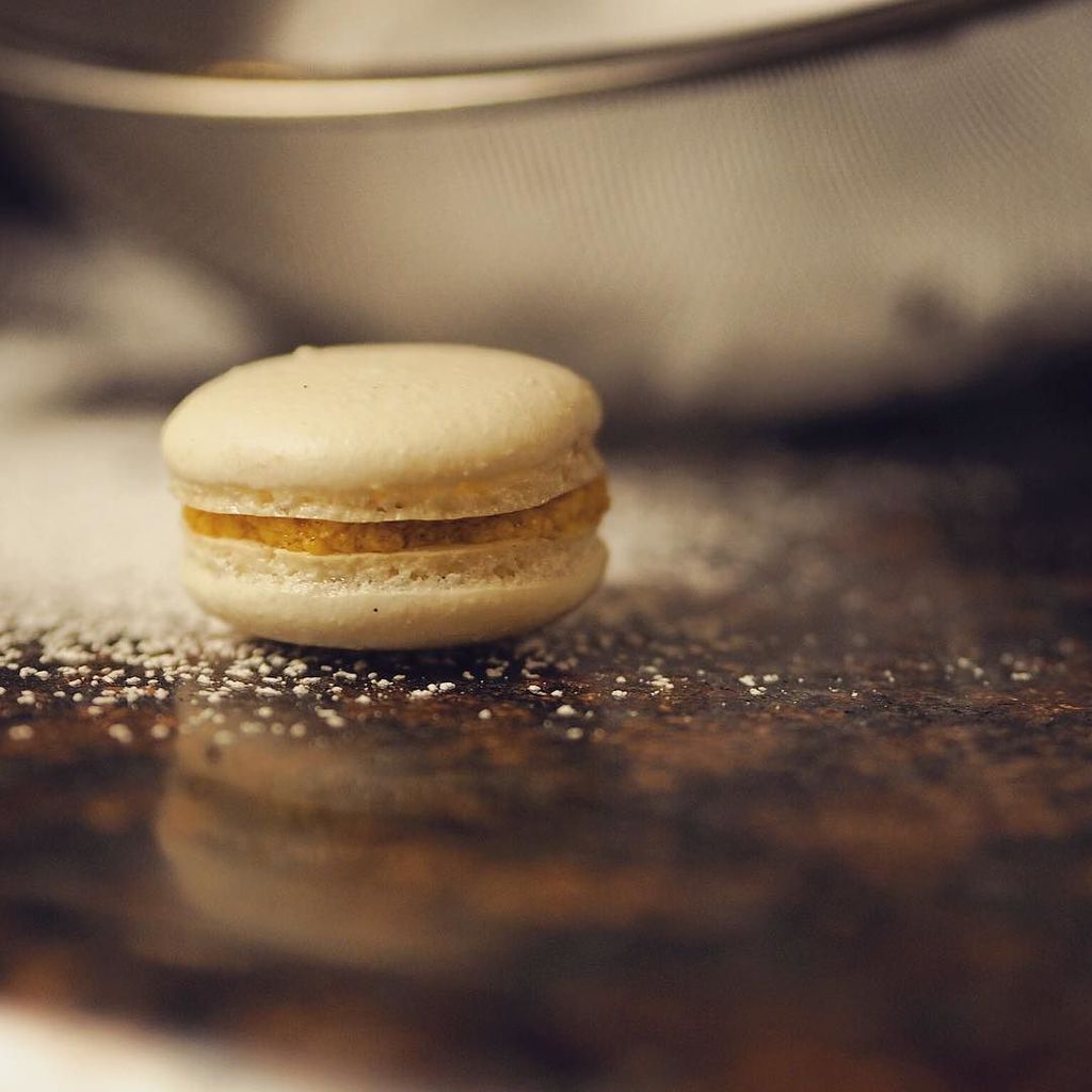 sumcoding's tweet image. Pumpkin spice macaron that I made yesterday at our family Christmas cookie day. It was divine! #christmascookies #macarons #pumkinspice #cookies #christmas ift.tt/2kDysRp