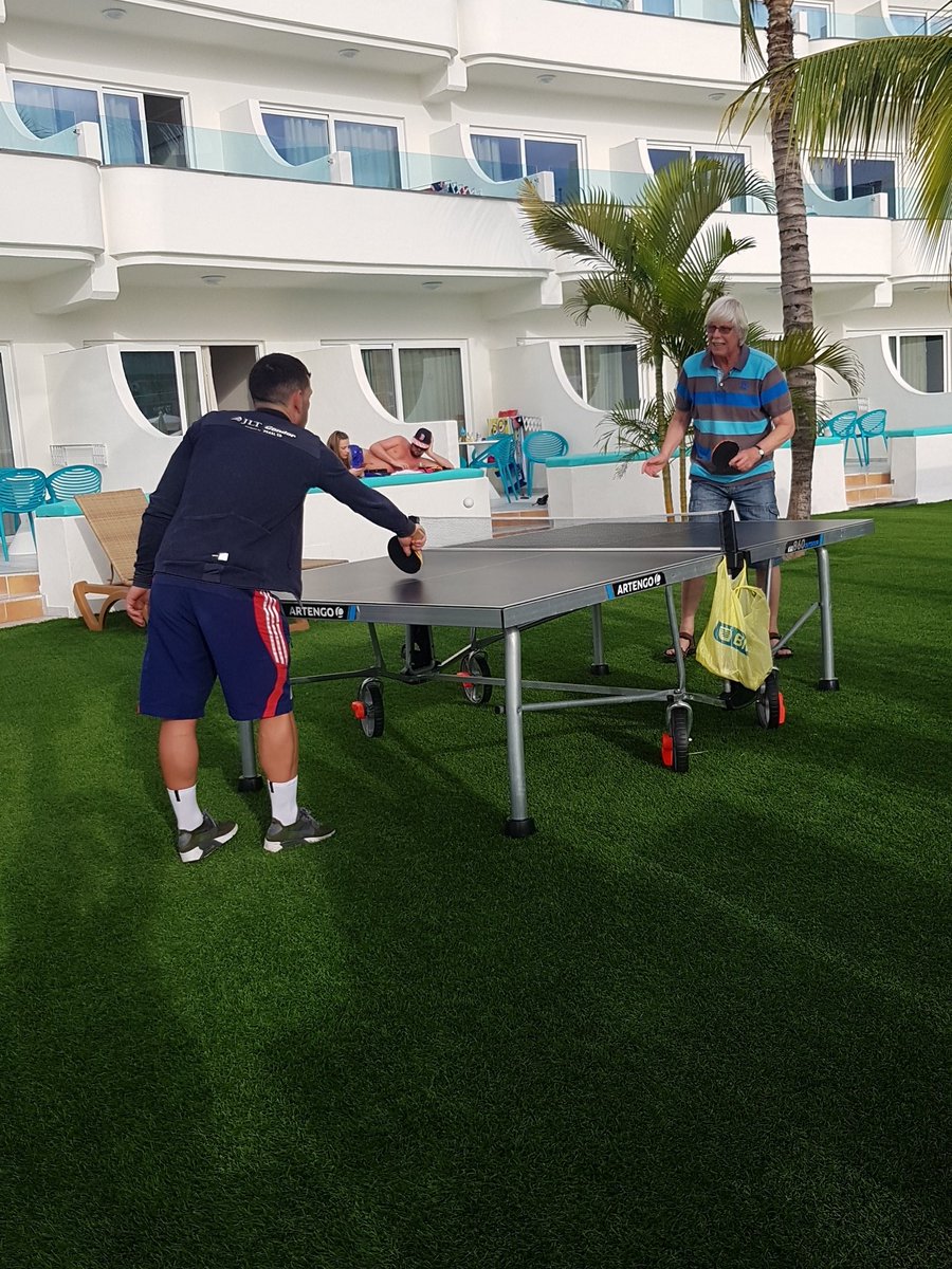 StephenPaters0n's tweet photo. @Brigga14 showing people how to play ping pong https://t.co/W7iyaDartq