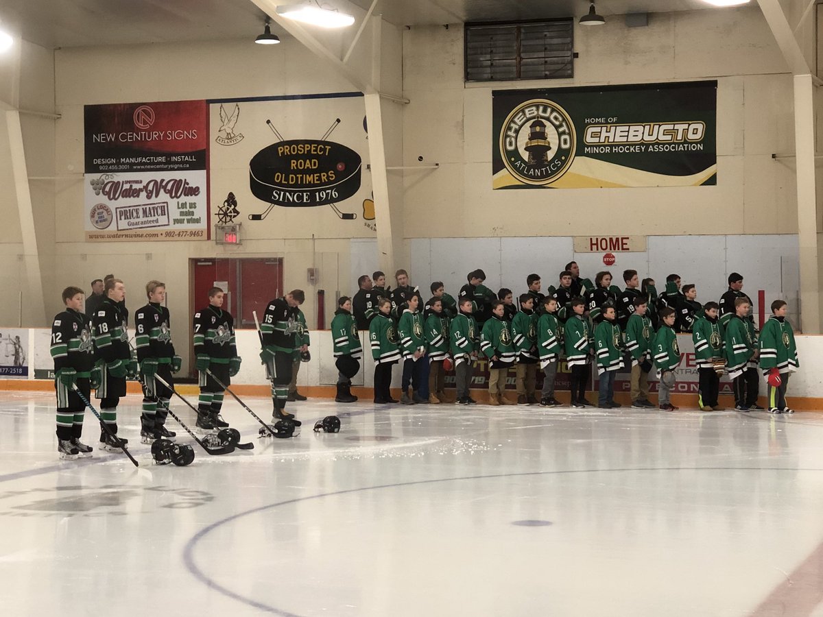 GULLSBantams's tweet photo. Great start and well done to our anthem singer. All @ChebuctoHockey #alumni starting line up. Harvey Keating Furlong Purdy Kline and Newcombe. Good luck to the #JrMoose https://t.co/PKGOWWmm0Z