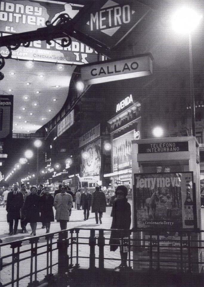 SecretosdeMadri's tweet photo. Así era el ambiente en la Plaza de Callao en las noches de los años setenta ¡Feliz inicio de semana! #madrid https://t.co/WHXgAeu4lb