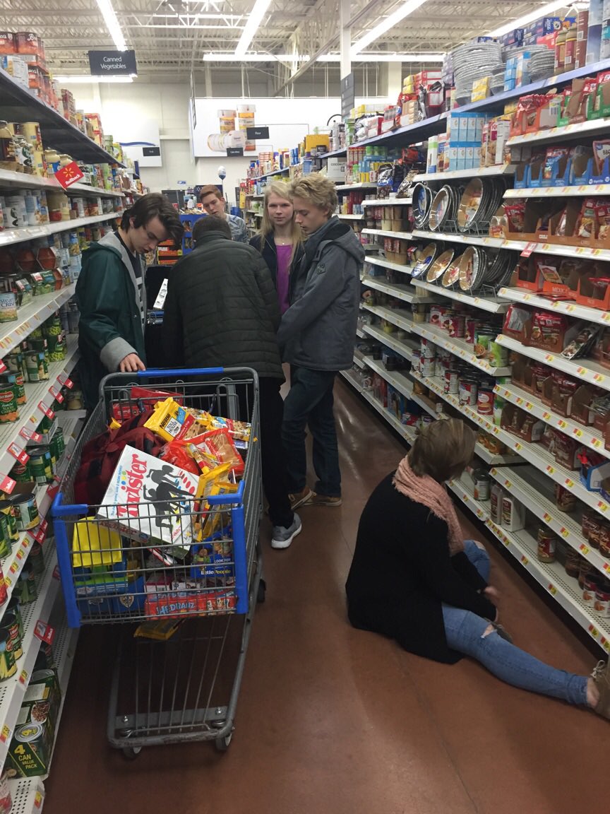 glhsnhs's tweet photo. NHS Executive Board shopping trip for their adopted GLEAP families! https://t.co/5jGbDlx2nI