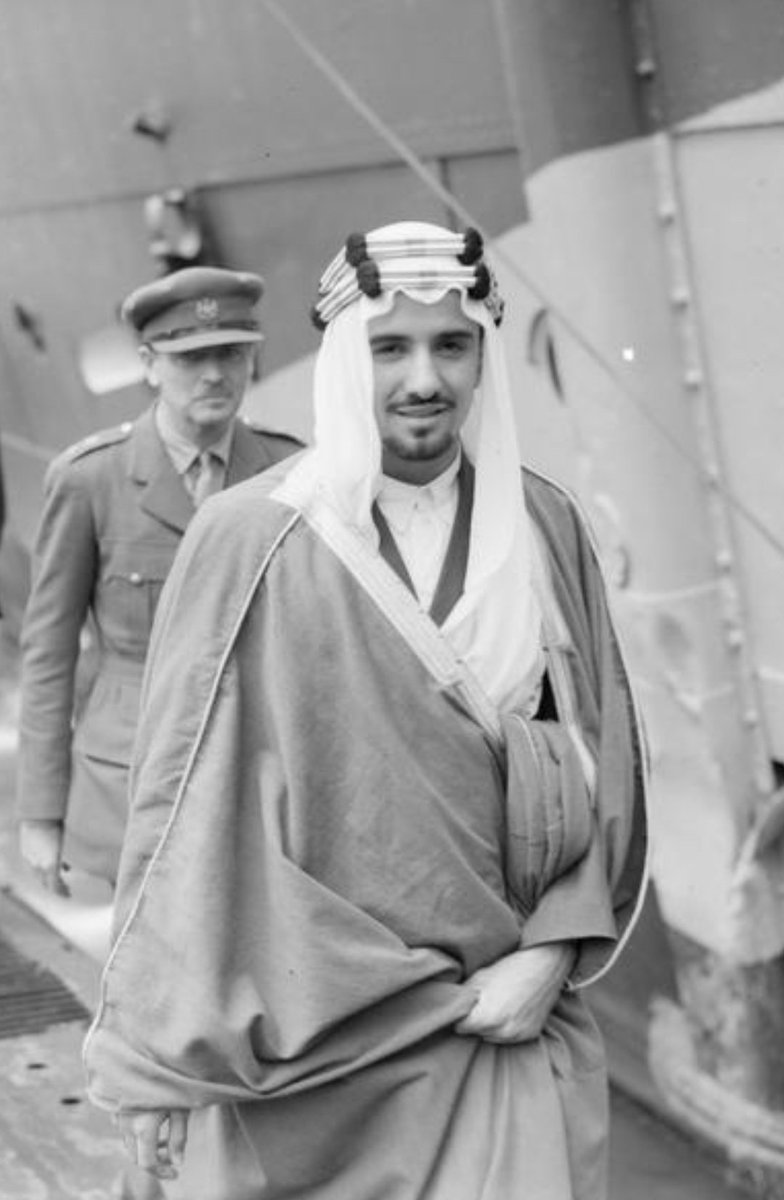 الملك عبدالعزيز آل سعود ويقف خلفه الامير منصور بن عبدالعزيز والملك