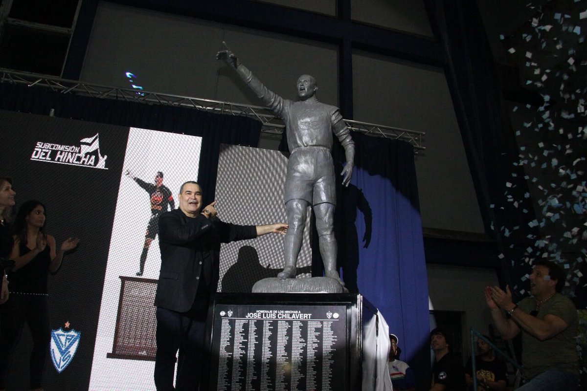 RapisardaOk's tweet photo. Anoche vivimos una jornada inolvidable. Nuestro ídolo eterno @JoseLChilavert_ ya tiene su justo homenaje. Felicitaciones @VelezSCH por el trabajo y la perseverancia. https://t.co/0HRHY99Don