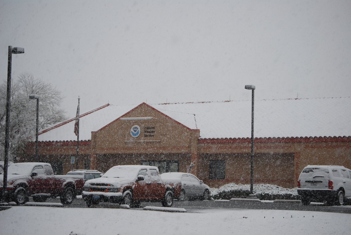 NWSVegas's tweet image. On this day in 2008, an official measurement of 3.6&quot; of snow fell in Las Vegas, with some parts of the valley observing as much as 10 inches!  #VegasWeather #nvwx