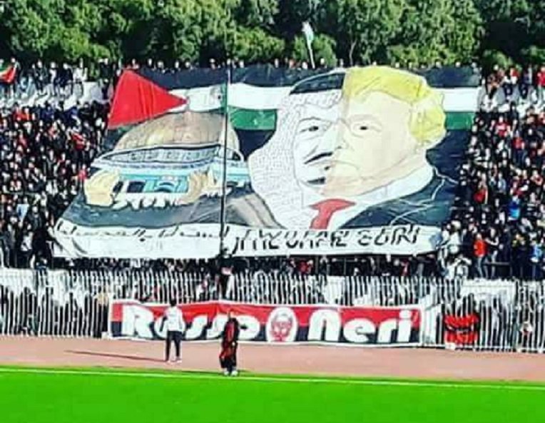 tsaarabi's tweet photo. السعودية تهدد بالرد على الجزائر بشأن لافتة رفعها مشجعون في ملعب

--->> https://t.co/XPcEVreTFt https://t.co/LEFNthssLd