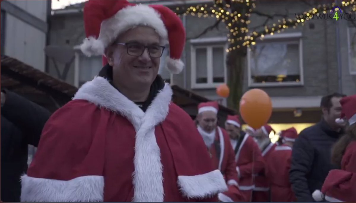 SantaRunww's tweet photo. Rotary Santa Run Waalwijk 2017 SANTASTISCH in beeld gebracht, met dank aan Waalwijk4You https://t.co/6rhYLV7sXH #Rotaryevent #goededoelen #FunRun #SantaRun https://t.co/VUYJNbVknA
