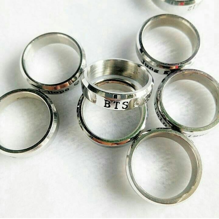 Yes_Shop307's tweet photo. READY STOCK
RING BTS
1 PCS RP.70.000
3 PCS RP. 185.000
READY all member
Beli 3 bisa mix dengan kalung BTS import
Bahan Aloy
Jangan sampai kena air dan parfum

#BTS #ringbts #JUNGKOOK #JIMIN #JIN #RM #v #SUGA #JHOPE https://t.co/rZlQ5AY7u4