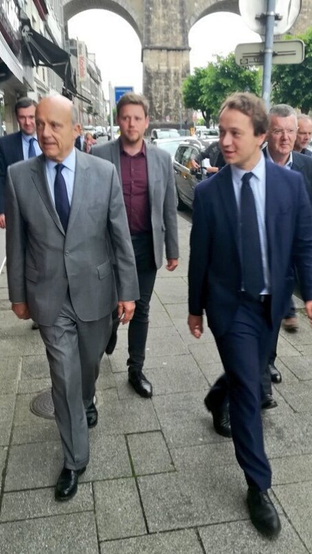 Flowieck's tweet photo. Une image suffit parfois à résumer une ligne politique. 🍑
Je garde notre slogan de l'époque : une droite ouverte pour réformer avec Macron. https://t.co/IxSdHWaf7f