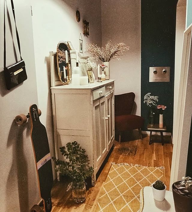 trustbasetb1's tweet photo. Enhance Home #Interior with creatively placing #Vintageflowers to your Living Room.  Post by @about___anni #Dubai #Interiordesign https://t.co/2yG8ElZp87