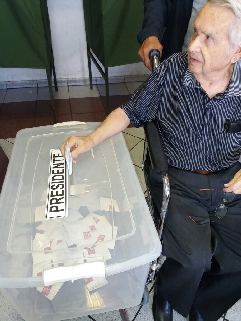 ChagoRadical's tweet photo. #ChileElige Fiel a su deber cívico, Don Mario Farías, ex alcalde de #Stgo en el gobierno de Allende ¡Fue a votar!
#VamosAVotar #TuVotoEsPoder #ChileVotaGuillier https://t.co/pciTmjzNyX