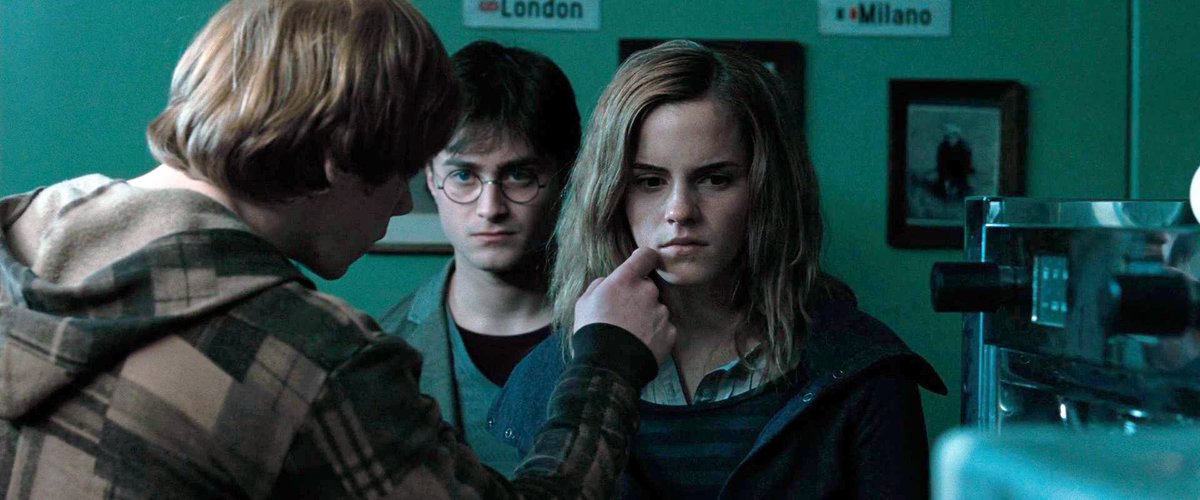 Harry ise Hogwarts’ın tatil olduğu yaz ayları boyunca, "SARMAL BİR MERDİVENDEN DÜŞÜYOR." Ron, bu sırada sürekli dans ediyor ve bunu yaparken Hermione’nin AİLESİNİ YEMEYİ deniyor. ashdmjkdkflgm