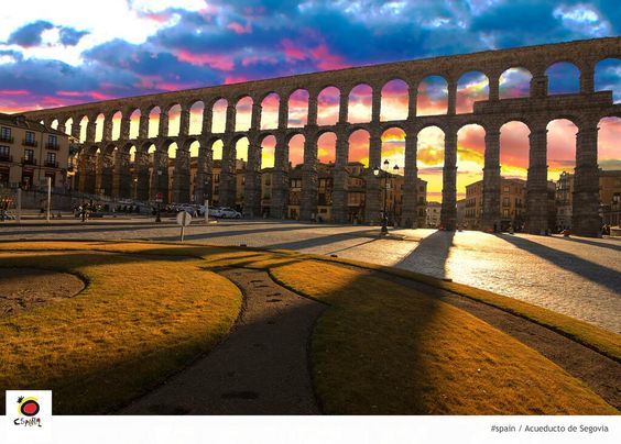 cicepac's tweet photo. #Top25 #Numero24 #AcueductoDeSegovia
Su construcción data de principios del siglo II d. C., a finales del reinado del emperador Trajano o principios del de Adriano. La parte más visible, y por lo tanto famosa, es la arquería que cruza la plaza del Azoguejo, en la ciudad https://t.co/WsdcPm9O7K