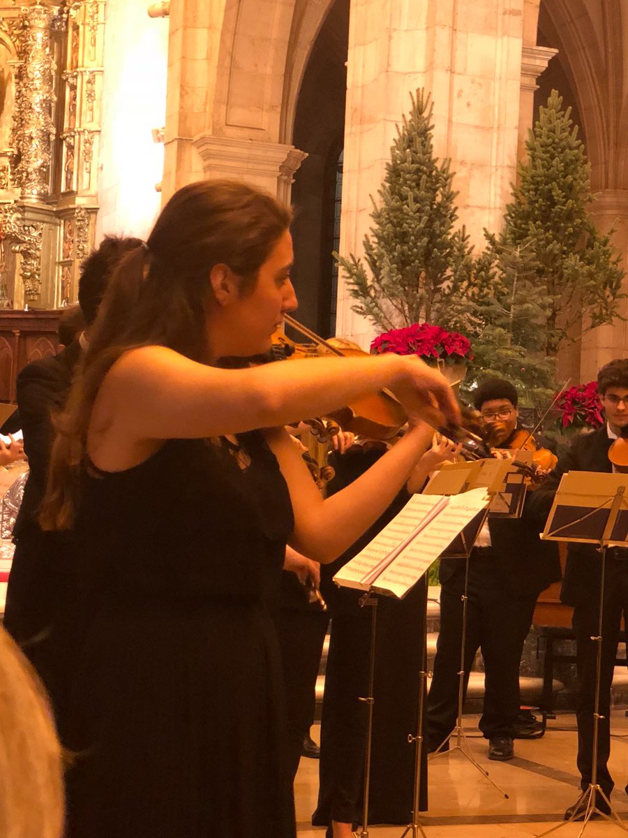 Y para cerrar el #ConciertoViesgo de #Navidad en #Santander los violinistas <a href="/RubenMendoza__/">Ruben Mendoza Violin</a> y Diana Poghosyan interpretando "Navarra para dos violines y orquesta de cuerdas" de #Sarasate