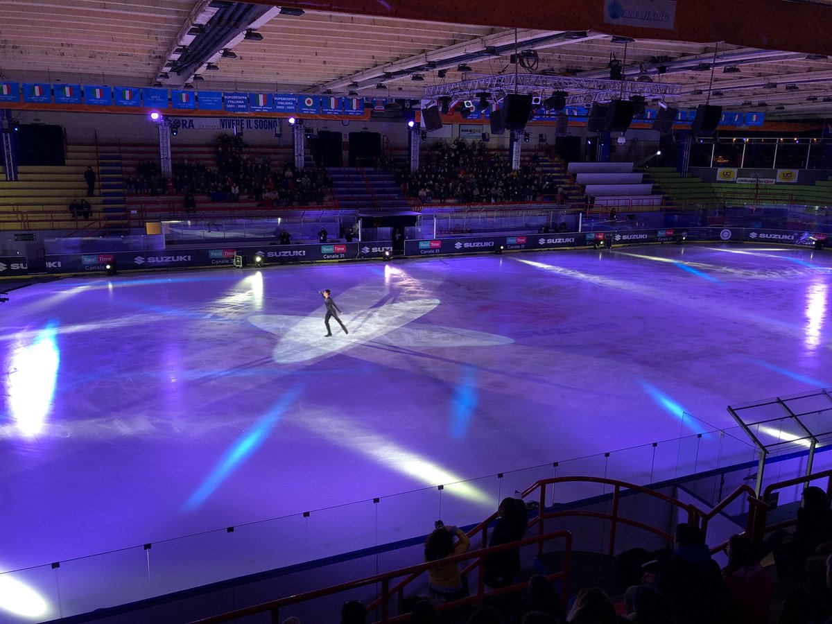 fisg_it's tweet photo. Tantissimi applausi per l’esibizione di #Folini 👏👏👏 #SkatingOnAir ⛸ https://t.co/AnrNU3vmyR