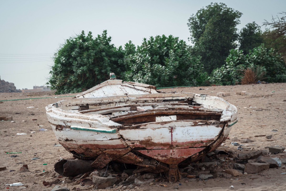 AlvaroLaforet's tweet photo. Momentos de inspiración en la orilla del Nilo en Egipto. En cada rincón de este caudaloso río se pueden encontrar pequeños regalos de la naturaleza. En esta foto pude captar el alma de esta vieja embarcación ya retirada por un pescador nubio #travelphotography https://t.co/PYPwRSzv52