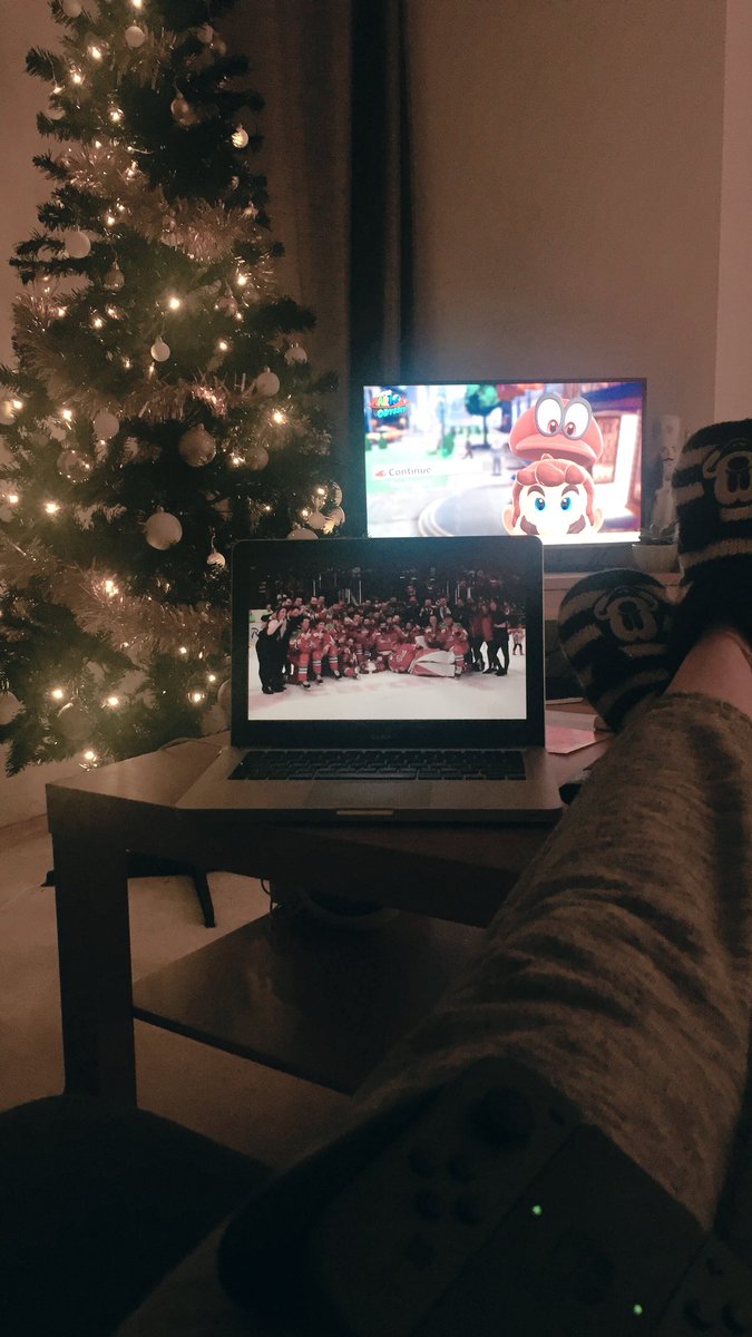 xohelloimclaire's tweet photo. I canโt put down Mario Odyssey so double screening it with @IceTimeTV webcast of the @cardiffdevils game. #ComeOnDevils https://t.co/kiUhUC97PL