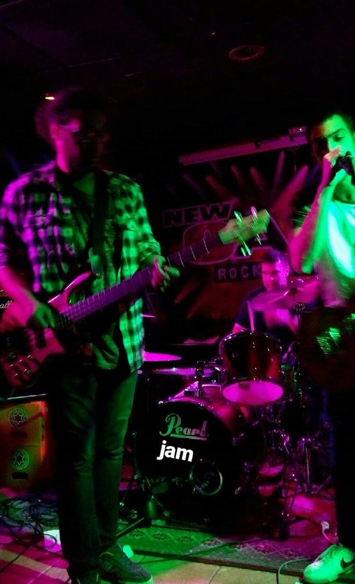 ColdRoadBand's tweet photo. El viernes pudimos disfrutar de dos grupos amigos #StillNoPunk y #LosTremendos. Dos bolazos, muchas risas y #cerveza. Entre #mahou y #estrelkagalicia nos pusimos finos todos https://t.co/jUTruNtzYi