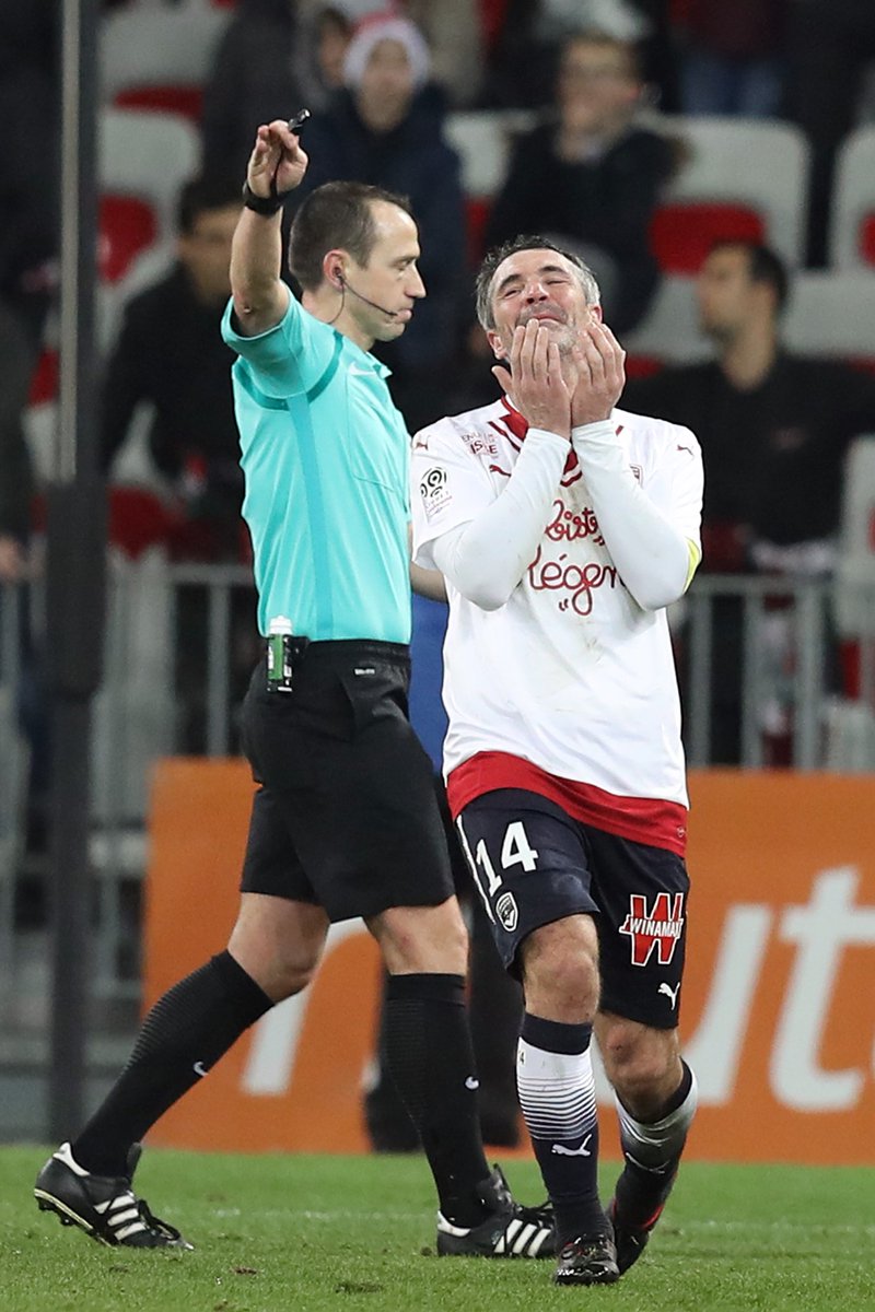 francetvsport's tweet photo. #OGCNFCGB Pendant que les handballeuses françaises volaient vers le titre mondial, Mario Balotelli a offert les trois points à Nice face à Bordeaux https://t.co/rSXhZ0RzWP https://t.co/Oqqf0qmNZk