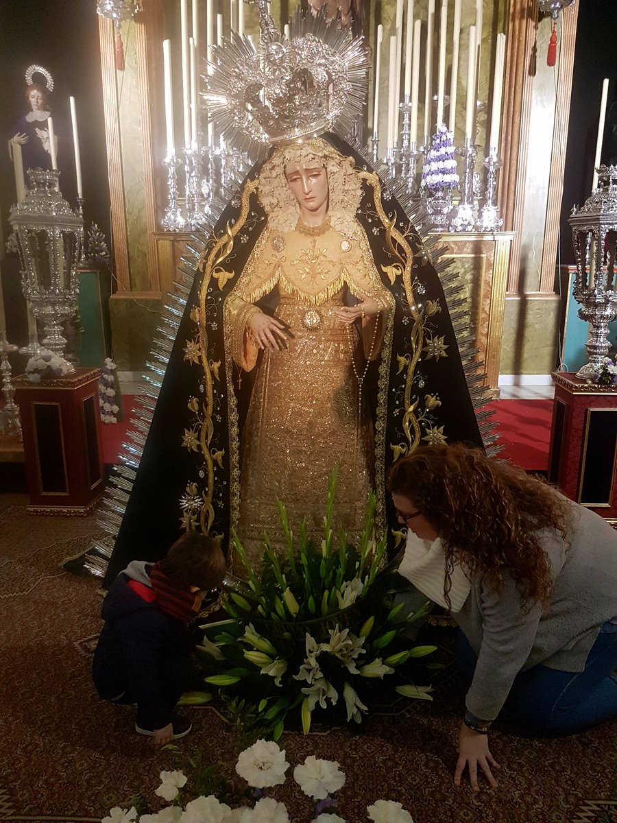 Nuestra Diputada de Juventud y el más pequeño del Grupo acaban de realizar la ofrenda floral a Nuestra Madre del Sol.

#BesamanosSol17  <a href="/hdaddelsol/">Hermandad del Sol</a>