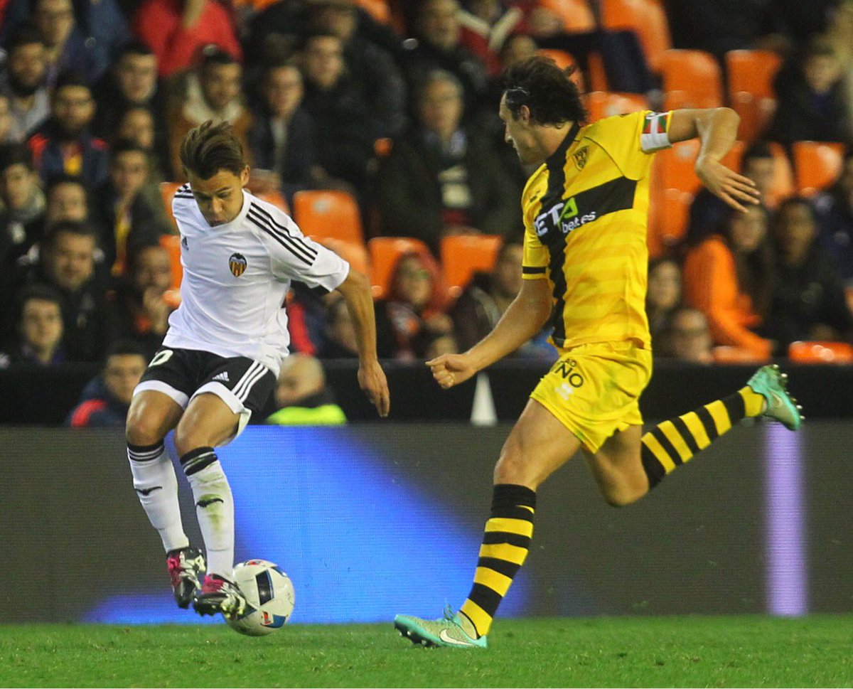 franvillalba10's tweet photo. 🔙😃Tal día como ayer viví el sueño de debutar con el primer equipo en el templo de Mestalla 🦇🏟 Aquella fue una noche inolvidable, seguiré luchando por muchas más ⚔️👊🏼 @valenciacf https://t.co/IsiJXCkcwK