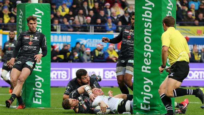 TimesSport's tweet photo. 2⃣4⃣ Clermont
2⃣1⃣ Saracens
The champions' improvement is not enough to beat Clermont in a dramatic finish, and they slip to third in the pool, @owenslot reports
#CLEvSAR https://t.co/ClyuUKtRMh