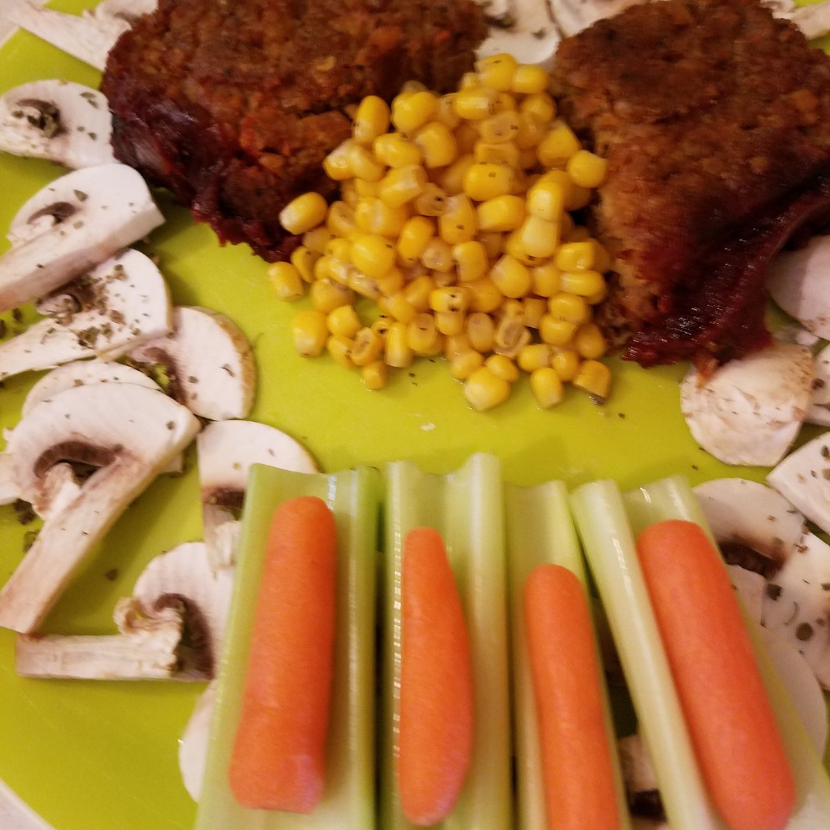 ClaiborneTim's tweet photo. Vegan "meat"loaf. Day 2. Corn. Sliced mushrooms.
#vegan #veganfood
#food #foodie #instafoodie #lunch #leftovers #chickpeas
#bipolarcook #homecooking
#foodfortwo #foodiesinlawrence https://t.co/roBYCkihCt