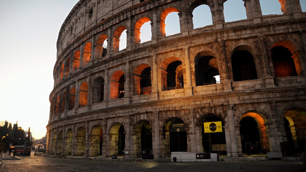 usa_insight's tweet photo. #DYK The largest amphitheater of the Roman Empire could hold up to 70,000 people? View the Colosseum in 360 https://t.co/2e83vioamD https://t.co/n01xUnNhhH
