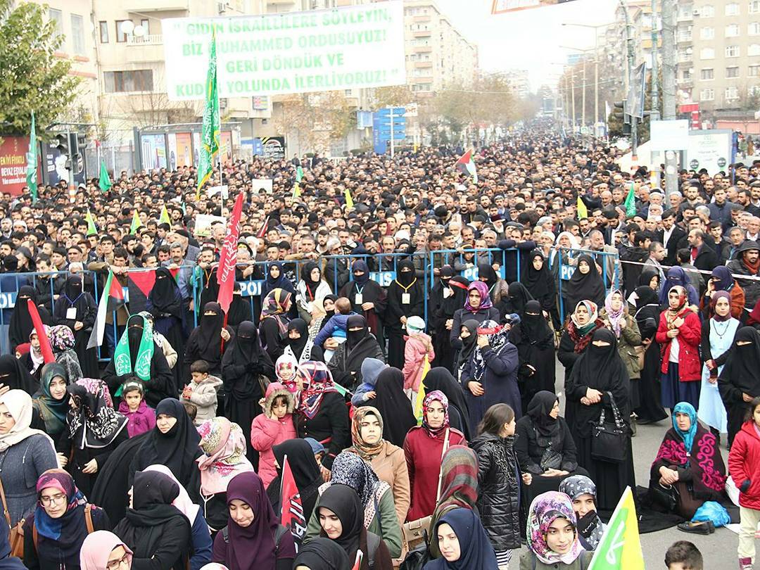 HurEkip's tweet photo. Tagımız; #DiyarbakırKudüseSahipÇıktı 

Bugün Diyarbakır halkı tarihi İstasyon meydanını doldurup Kudüs-ü Şerif'e sahip çıktı. Allah razı olsun.
Bu tagımızda bugünkü mitingin fotolarını ve mitingin yansımalarını paylaşacağız.
Haydi Bismillah, rast gele işlerimiz inşallah.
HÜR EKİP https://t.co/KULl84qz1a