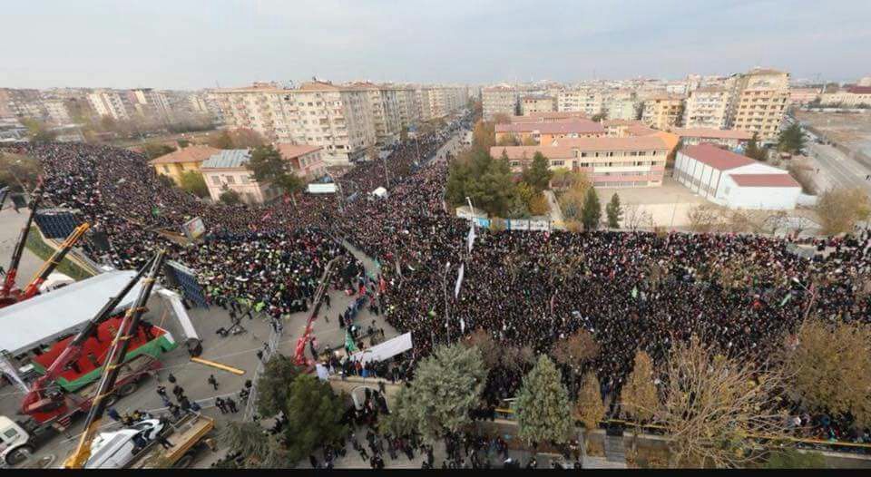 HurEkip's tweet photo. Tagımız; #DiyarbakırKudüseSahipÇıktı 

Bugün Diyarbakır halkı tarihi İstasyon meydanını doldurup Kudüs-ü Şerif'e sahip çıktı. Allah razı olsun.
Bu tagımızda bugünkü mitingin fotolarını ve mitingin yansımalarını paylaşacağız.
Haydi Bismillah, rast gele işlerimiz inşallah.
HÜR EKİP https://t.co/KULl84qz1a