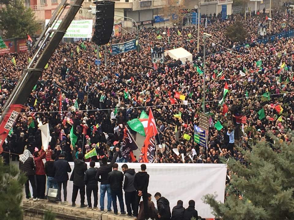 HurEkip's tweet photo. Tagımız; #DiyarbakırKudüseSahipÇıktı 

Bugün Diyarbakır halkı tarihi İstasyon meydanını doldurup Kudüs-ü Şerif'e sahip çıktı. Allah razı olsun.
Bu tagımızda bugünkü mitingin fotolarını ve mitingin yansımalarını paylaşacağız.
Haydi Bismillah, rast gele işlerimiz inşallah.
HÜR EKİP https://t.co/KULl84qz1a