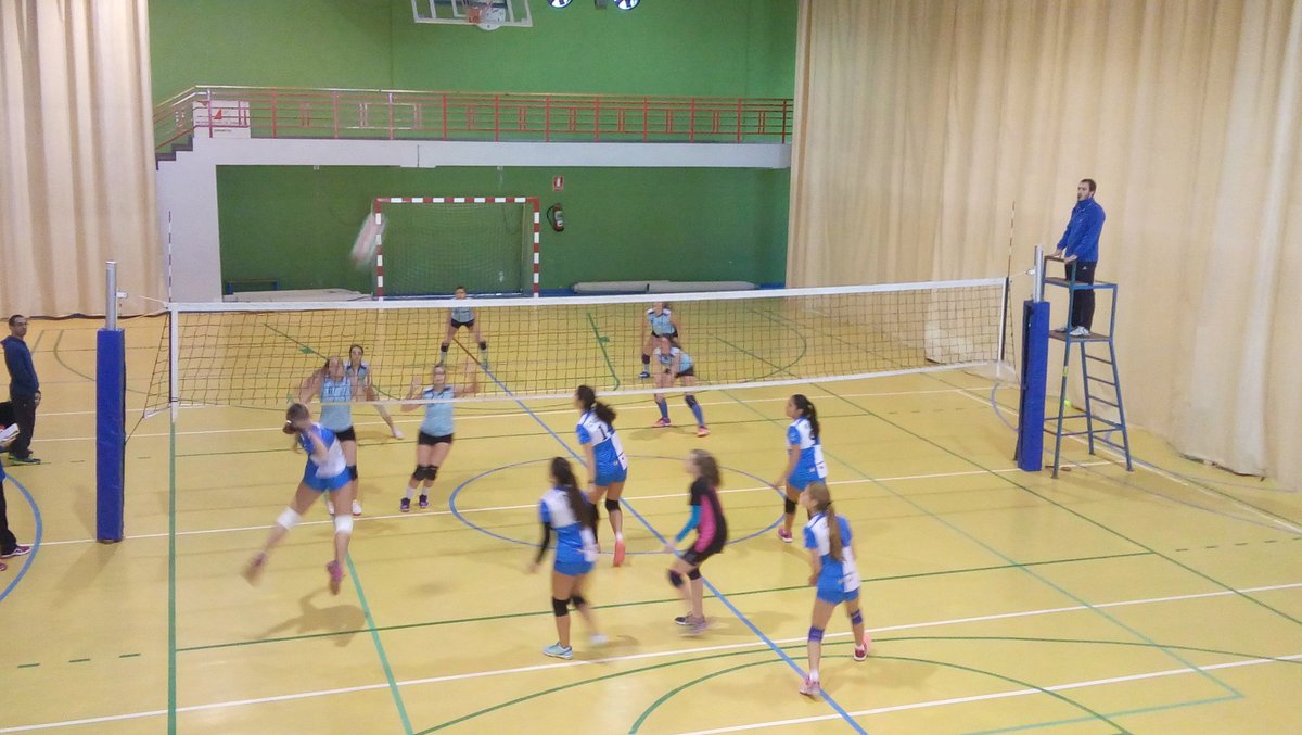 vbalagon_inf's tweet photo. Ultimo partido del año con una nueva victoria para nuestras chicas del villa, descansamos en navidades y continuaremos al año que viene luchando por ese primer puesto de la liga juvenil autonomica que tan cerca tenemos, seguir asi disfrutando de este deporte que tanto os gusta. https://t.co/NWR8oMw4fV