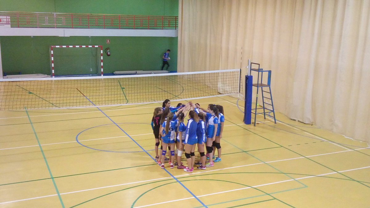 vbalagon_inf's tweet photo. Ultimo partido del año con una nueva victoria para nuestras chicas del villa, descansamos en navidades y continuaremos al año que viene luchando por ese primer puesto de la liga juvenil autonomica que tan cerca tenemos, seguir asi disfrutando de este deporte que tanto os gusta. https://t.co/NWR8oMw4fV