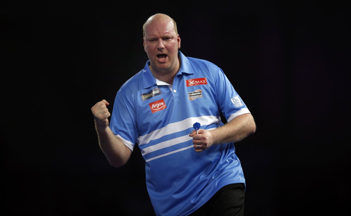 ADSportwereld's tweet photo. Vincent van der Voort vanavond in actie tegen Dave Chisnall. Volg ons liveblog van het WK darts https://t.co/keH07mDsGR https://t.co/9hm4eFmekE