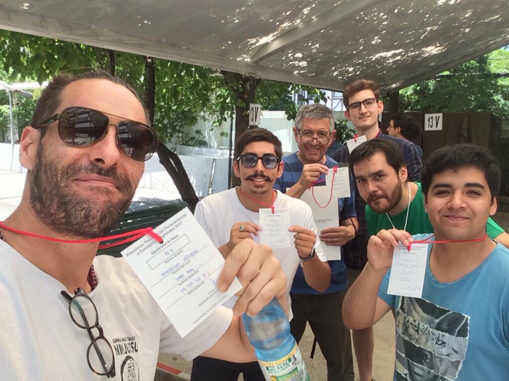 JS_Chile's tweet photo. Cientos de compañeros siguen participando de estas #Elecciones2017 defendiendo el camino del progresismo, ese que encabeza @guillier! #VotemosPorGuillier https://t.co/j4dLtcTRC3