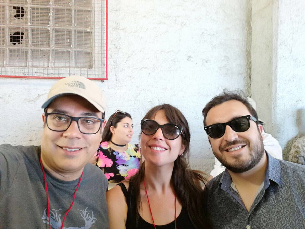JS_Chile's tweet photo. Cientos de compañeros siguen participando de estas #Elecciones2017 defendiendo el camino del progresismo, ese que encabeza @guillier! #VotemosPorGuillier https://t.co/j4dLtcTRC3