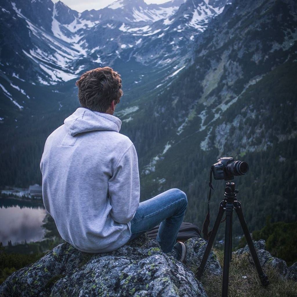 wearecampackers's tweet photo. Alone in the mountains. All I need is my #camera and my #tripod. #mountains #hiking #adventure #adventurephotographer #adventureawaits #solohiker #menwhohike #mountainmen #mountainman #mountainphotography #winter #winter2017 #travel #travelgram #travelph… https://t.co/m7dNeaitVx https://t.co/6TiyxyVRbE