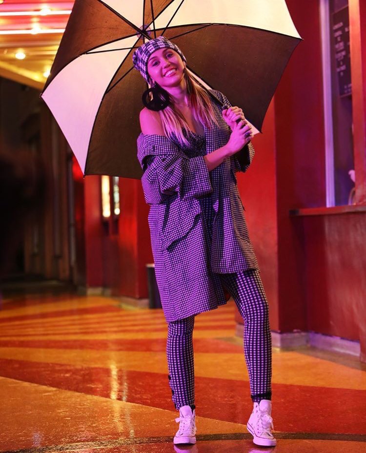 MileySourceNews's tweet image. Miley x Converse! ❤❤❤