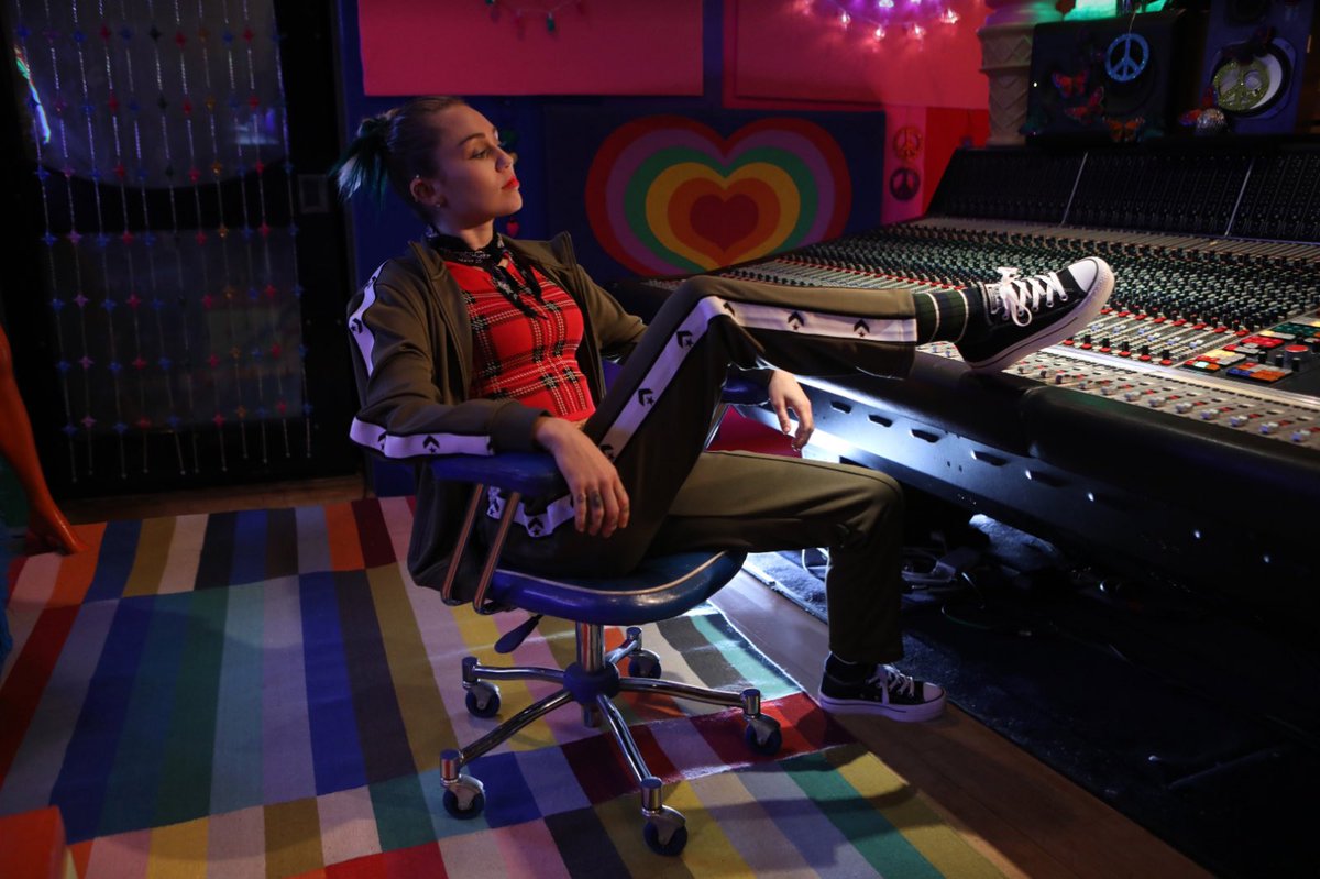 MileySourceNews's tweet image. Miley x Converse! ❤❤❤