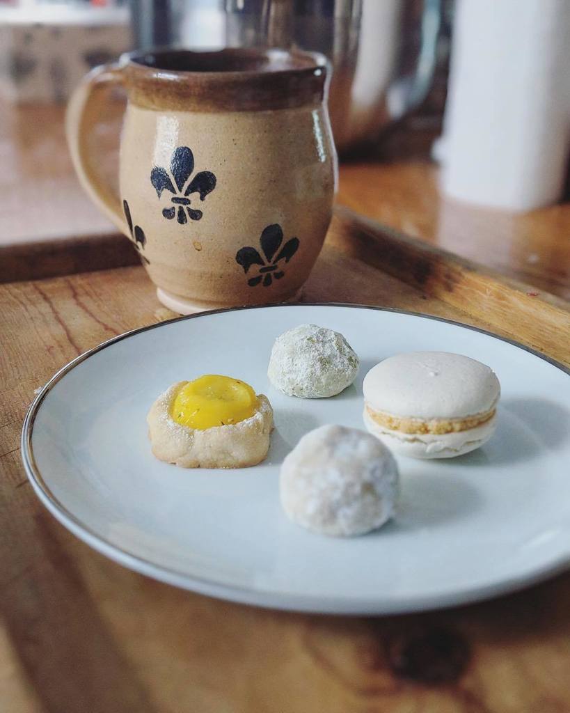 sumcoding's tweet image. The day after Christmas cookie day is full of sweet comforts. #coffee #cookies #christmascookies #macarons #lemoncurd ift.tt/2yNYUNq