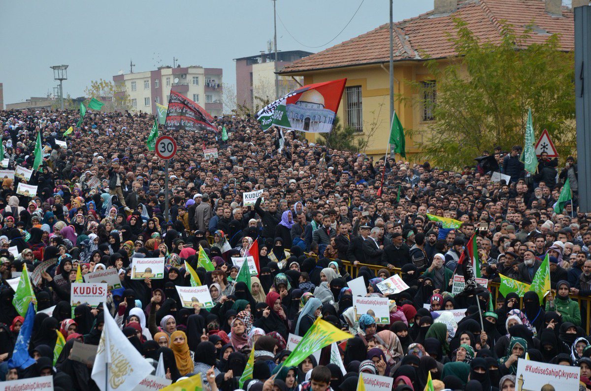 HurEkip's tweet photo. Eyvallah, @HalkinPortali'ndan güzel ve anlamlı bir yorum; 
"Evet, bugün unutulmasın, tarih bugünü altın harflerle yazsın. Bugün Selehaddin-i Eyyubi'nin yolunun takipçisi olan HÜDA PAR hareketinin öncülüğünde #DiyarbakırKudüseSahipÇıktı, mübarek olsun." https://t.co/HlgO9HB0zq