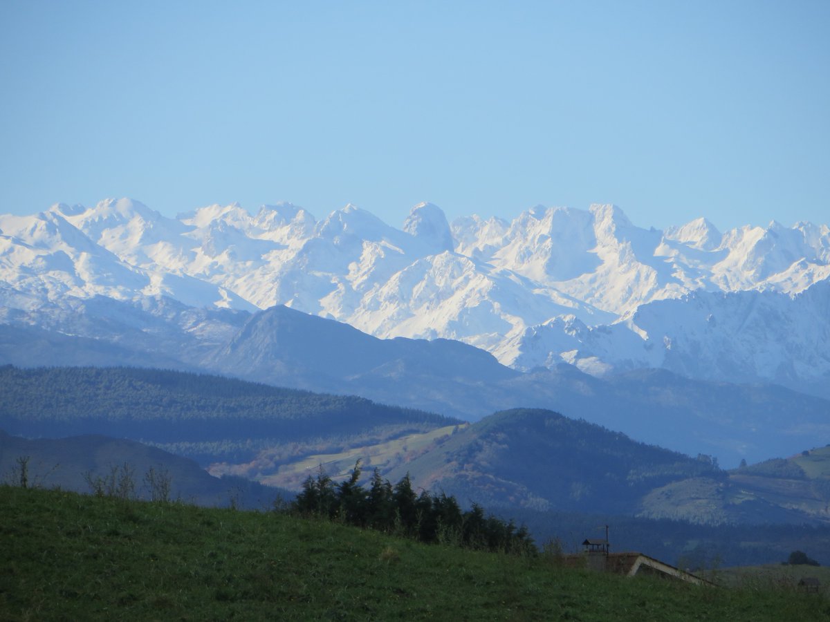 Los Picos de Europa esta mañana desde la zona de Comillas. Inconfundible su majestad el Picu Urriellu.