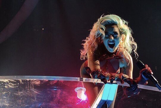 LMonsterReacts's tweet image. 2010 / 2017