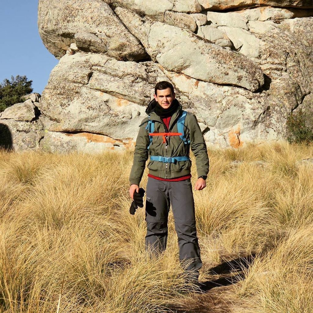 DaniCos31's tweet photo. Keep moving #lapedriza #rutadelascabras #cruzdelmirlo #mountain https://t.co/U9CMNmJvOt