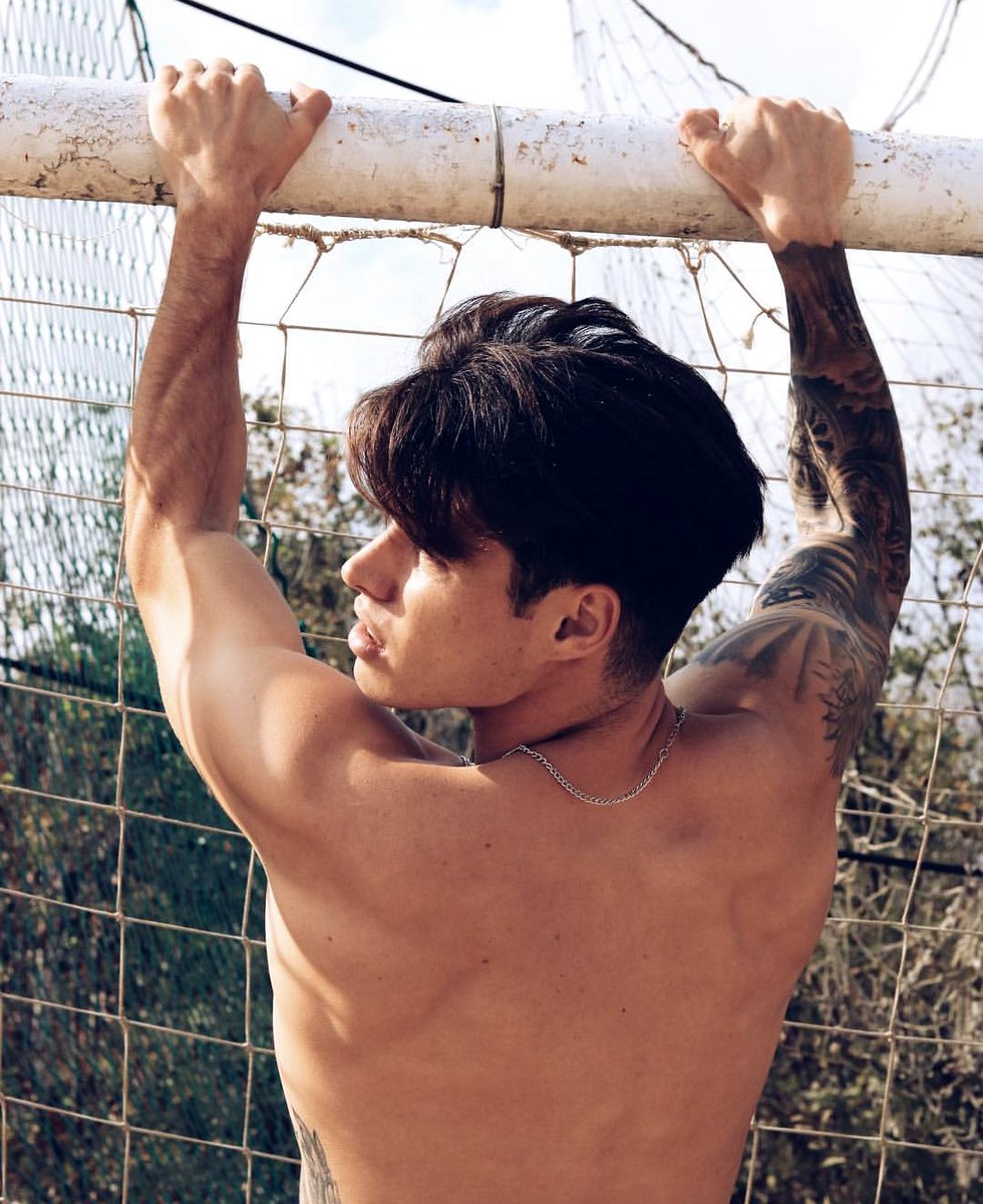 Słyszę więcej, czuję więcej, widzę więcej i to trochę ciężkie dla mnie, odkąd wiem,
Bo mi kurwa pęka serce i to dzieje się codziennie, jakby chciało odciąć tlen.